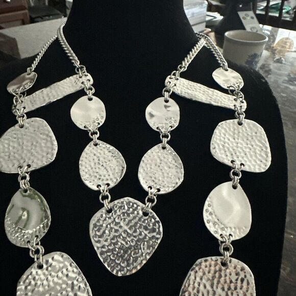 Chico’s Silver Tone Statement Necklace Chain Hammered Polished Metal Discs - Picture 2 of 4